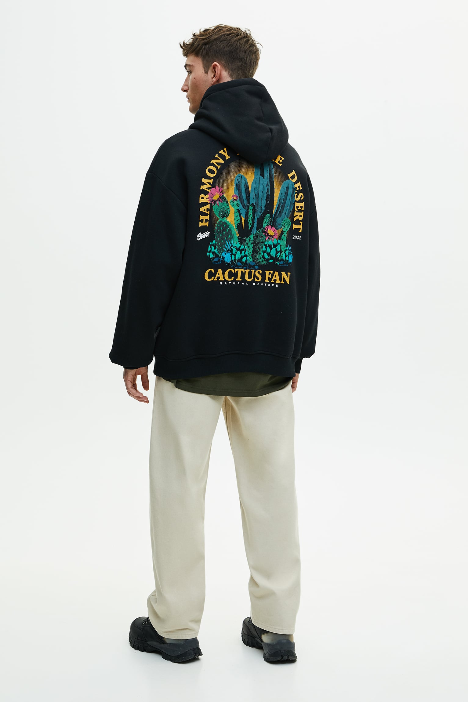 Black Hoodie With Contrast Graphic - Imagen 2