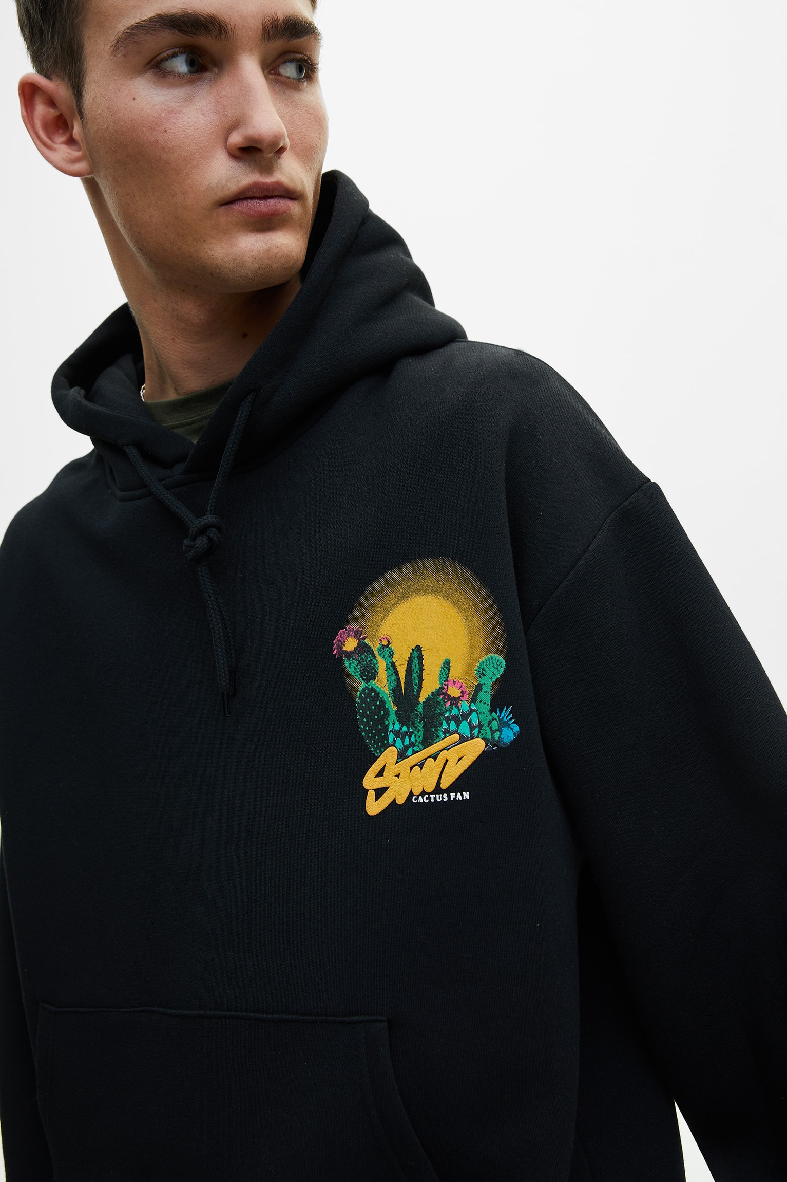 Black Hoodie With Contrast Graphic - Imagen 3