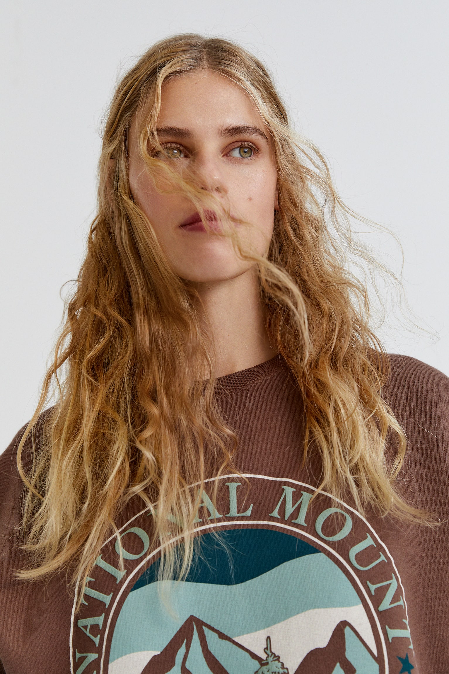 Brown Mountain Graphic Sweatshirt - Imagen 3