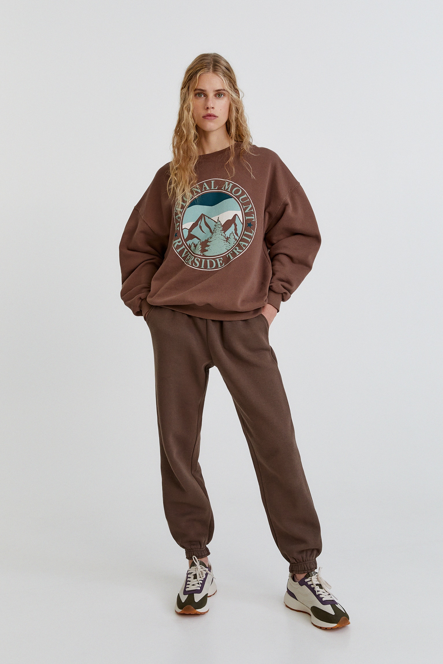 Brown Mountain Graphic Sweatshirt - Imagen 4